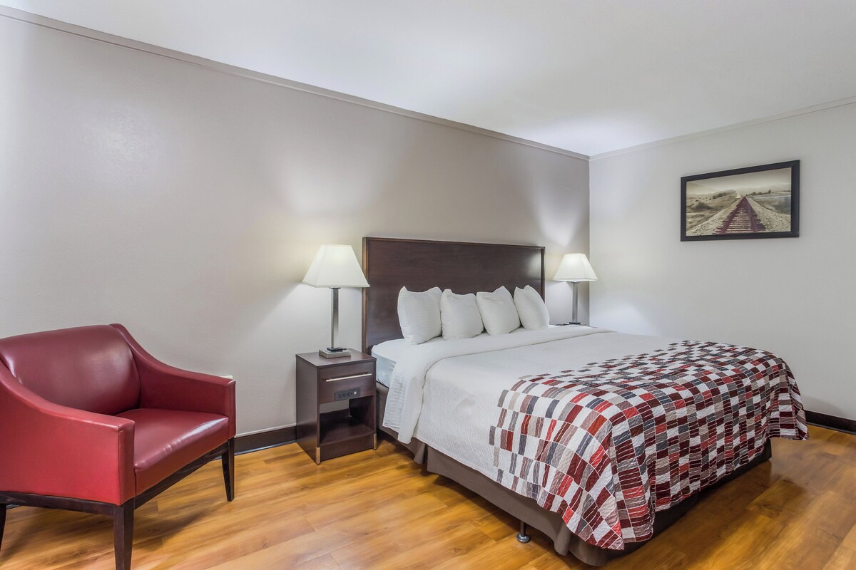 Superior Room, 1 King Bed, Non Smoking (Interior Corridor) | Desk, iron/ironing board, cribs (free), WiFi (free)