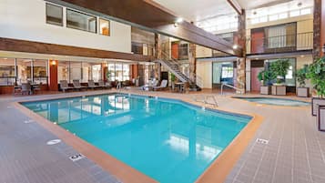 Indendørs pool, åben fra kl. 09.00 til kl. 23.00, liggestole