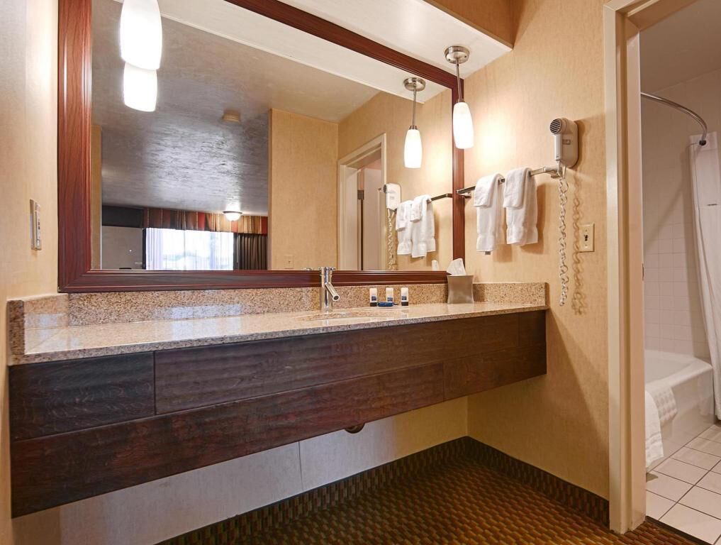 Badkamer | Een bad/douchecombinatie, gratis toiletartikelen, een haardroger