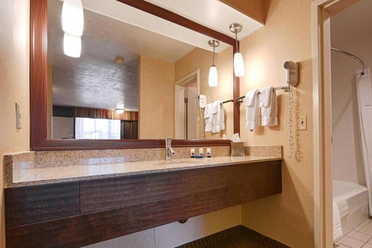 Bathroom | Combined shower/tub, free toiletries, hair dryer, towels