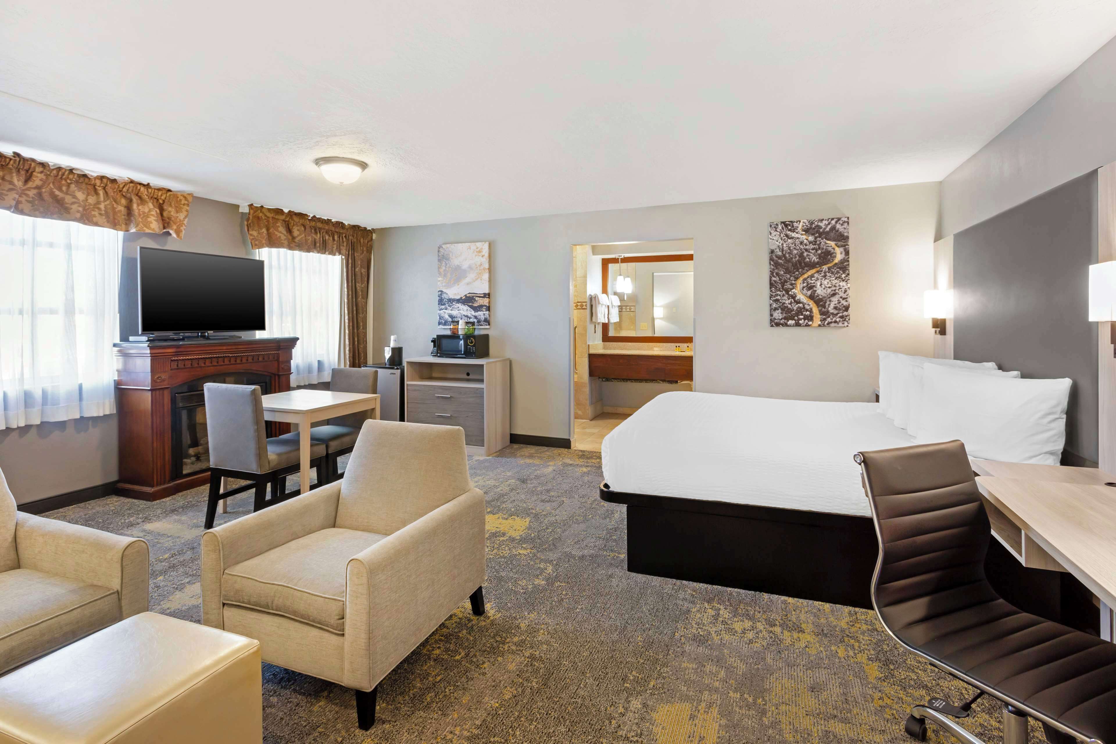 Phòng Suite Junior, 1 giường cỡ king, không hút thuốc, bồn tắm thủy lực | Bàn, khu vực làm việc phù hợp cho laptop, màn/rèm cản sáng 