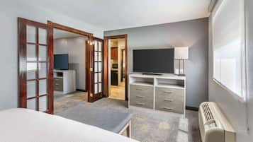 Suite, 1 trĂšs grand lit, non-fumeurs, baignoire Ă jets (with Sofabed) | Bureau, espace de travail pour ordinateur portable, rideaux occultants