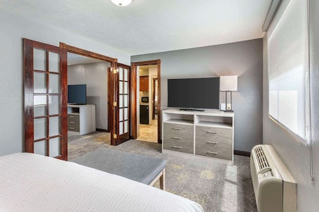 Suite, 1 King Bed, Non Smoking, Jetted Tub (with Sofabed) | Desk, laptop workspace, blackout drapes, iron/ironing board