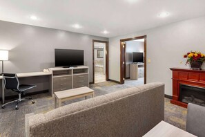 스위트, 킹사이즈침대 1개, 금연, 분사식 욕조 (with Sofabed) | 책상, 노트북 작업 공간, 암막 커튼, 다리미/다리미판