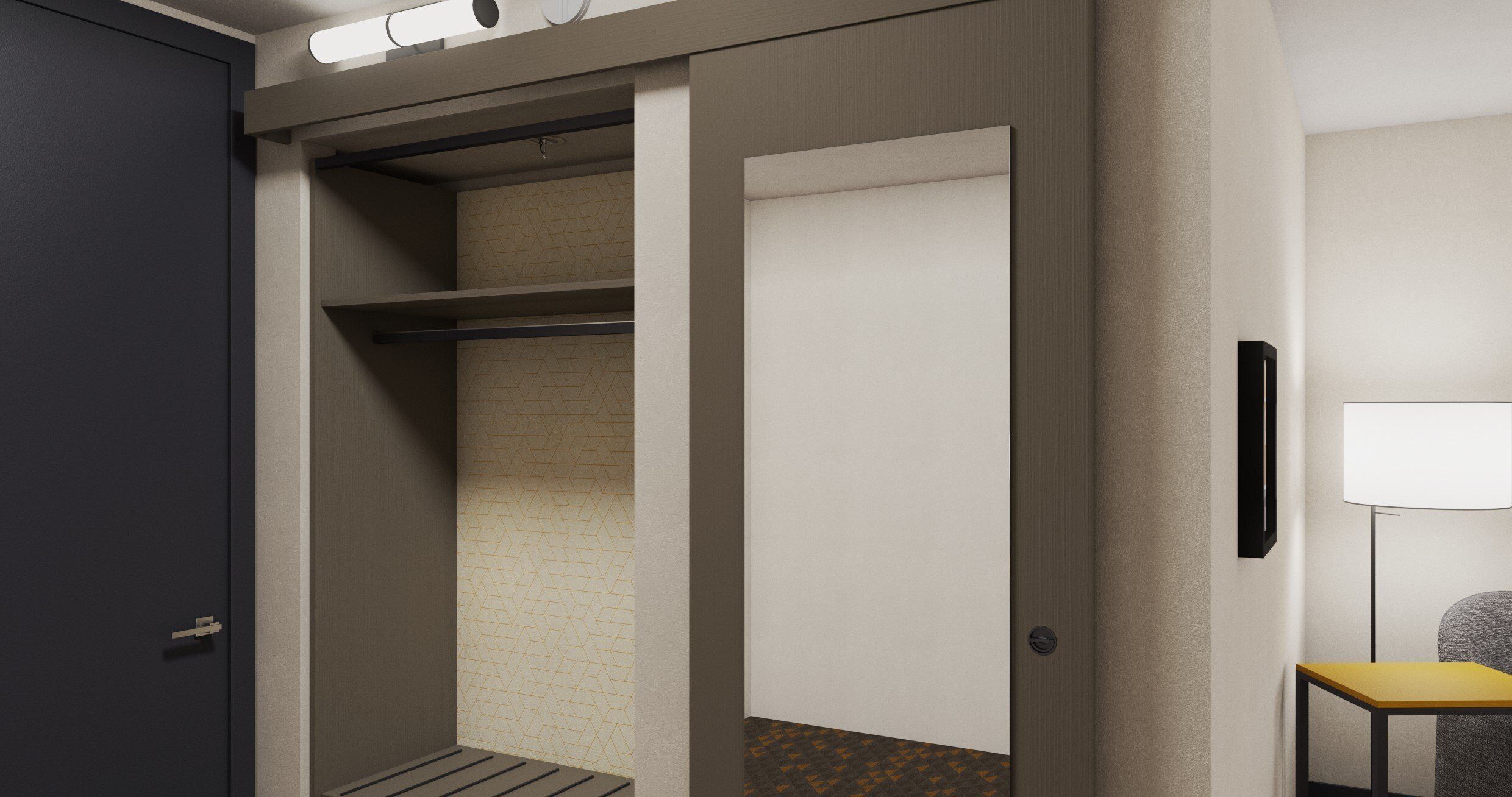 Una habitación de hotel con una puerta, repisa y lámpara.