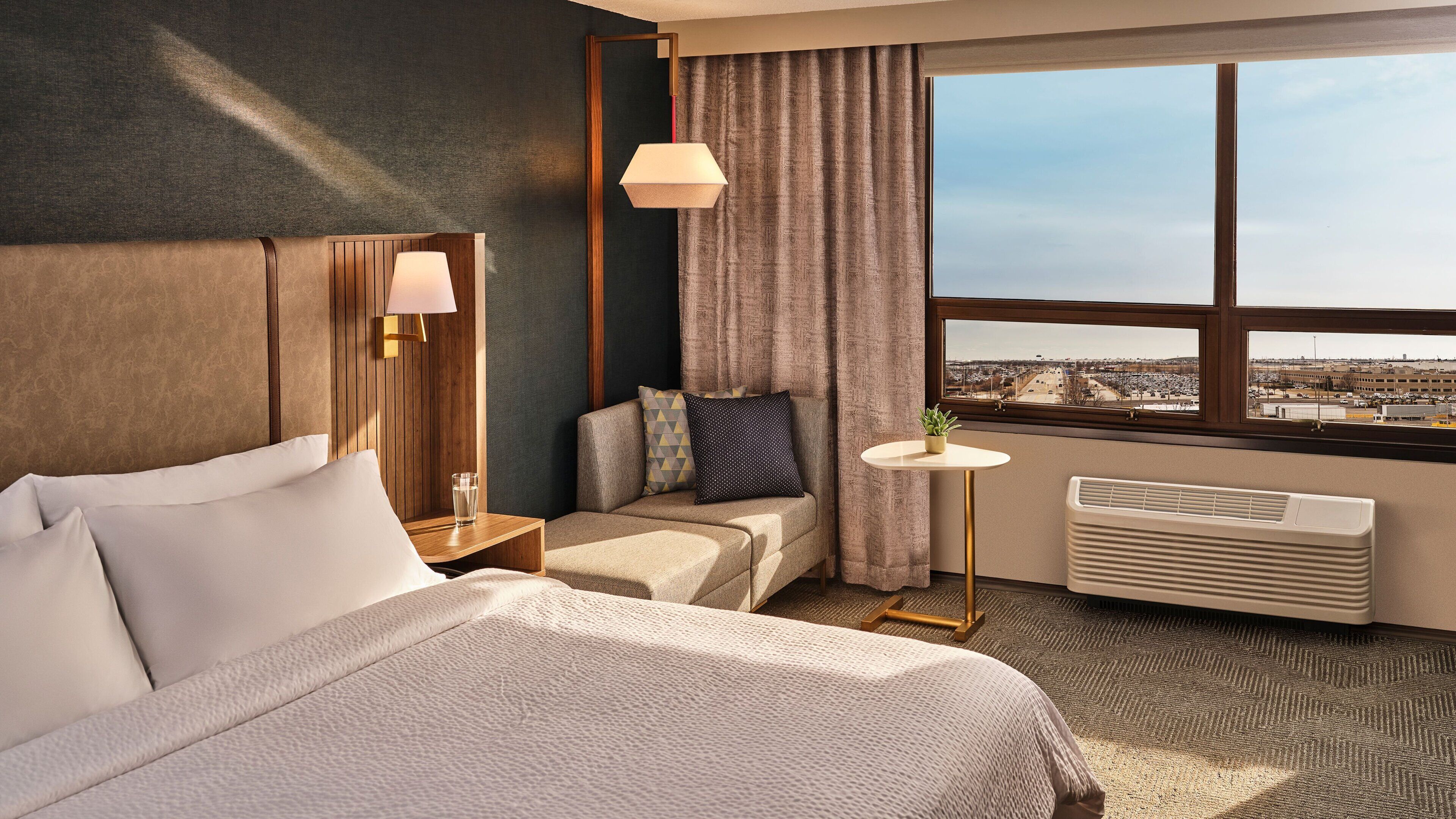 Een bureau, een laptopwerkplek, verduisterende gordijnen