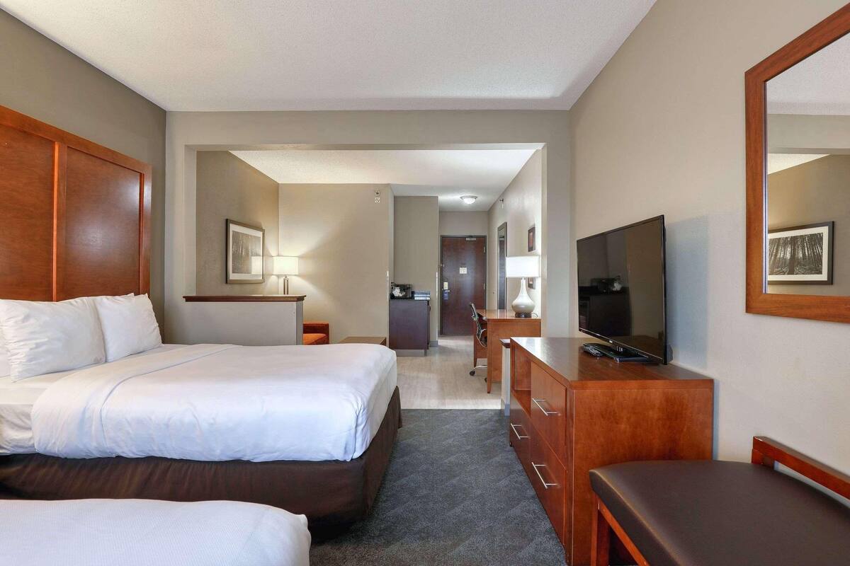 In-room safe, iron/ironing board, free WiFi, alarm clocks