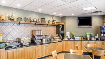 Café da manhã com buffet grátis todos os dias