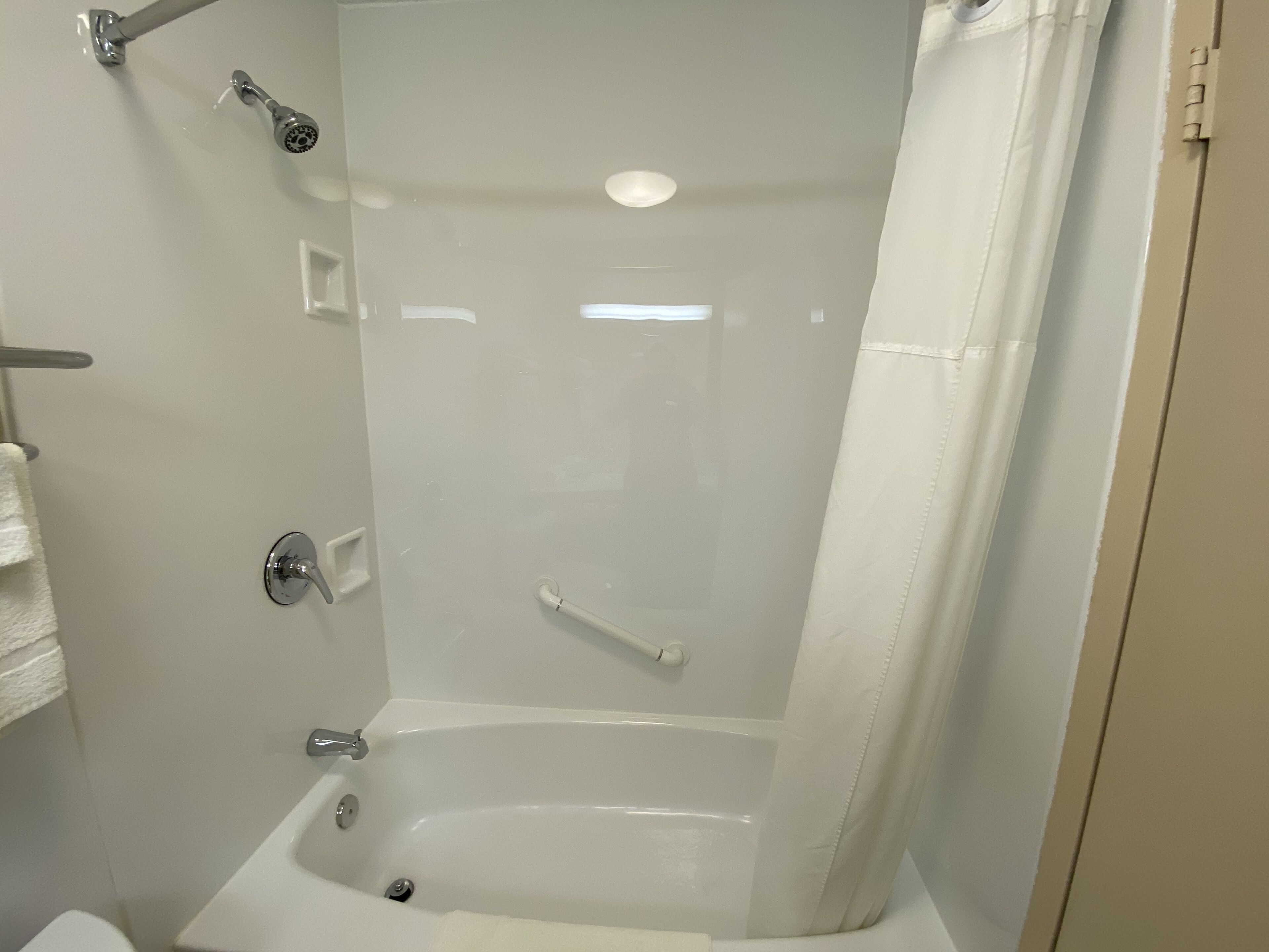 Un baño moderno con cabina de ducha, bañera y retrete.