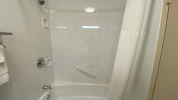 Un baño moderno con cabina de ducha, bañera y retrete.