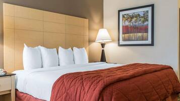 Quarto standard, 1 cama King e sofá-cama, para não fumantes | Individualmente decorados, individualmente mobiliados, escrivaninha