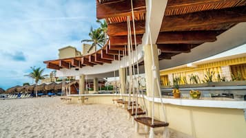 Bar en bord de piscine