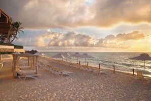 On the beach, white sand, beach cabanas, sun-loungers - Wyndham Grand Cancun All Inclusive Resort & Villas (Cancun)