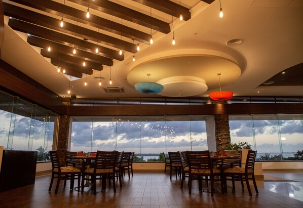 6 restaurants, breakfast, lunch, dinner served; Mexican cuisine - Wyndham Grand Cancun All Inclusive Resort & Villas (Cancun)