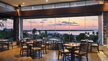 6 restaurants, breakfast, lunch, dinner served; Mexican cuisine