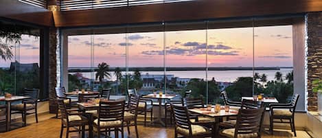 6 restaurants, breakfast, lunch, dinner served; Mexican cuisine