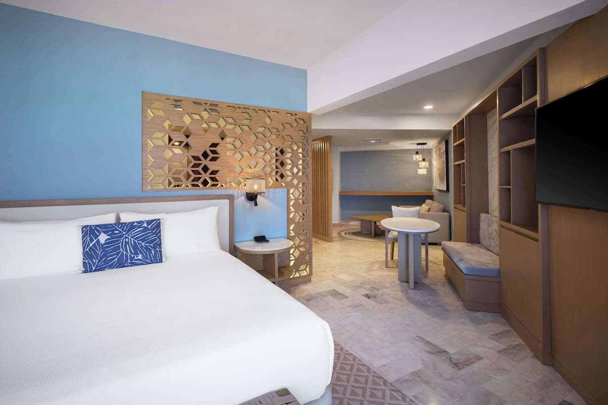 Executive Suite, 1 King Bed - Non-smoking | 1 bedroom, free minibar, in-room safe, blackout drapes