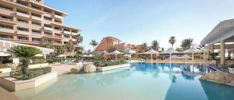 3 udendørs pools, hytter (tillægsgebyr), parasoller