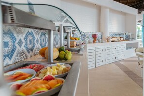 6 restaurants; breakfast, lunch, and dinner served