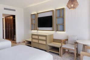 Superior Lagoon View, 1 King bed or 2 Double Beds, Non-Smoking | Artículos del minibar gratis y caja de seguridad en la habitación
