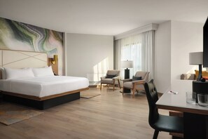 خزنة داخل الغرفة وطراز فريد لكل وحدة ومكتب وستائر تعتيم