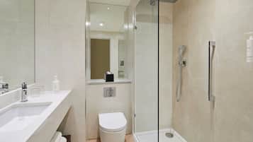 Combined shower/bathtub, eco-friendly toiletries, hair dryer, towels