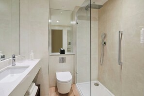 Tina con regadera, amenidades de baño ecológicas, secadora de cabello 
