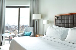 Deluxe Room, 1 King Bed | In-room safe, desk, laptop workspace, iron/ironing board - London Marriott Hotel Marble Arch (London)
