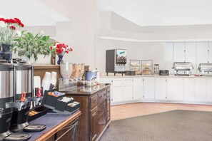 Buffet déjeuner gratuit tous les jours