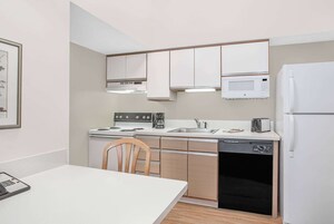 Refrigerador con freezer, microondas, horno, lavavajillas