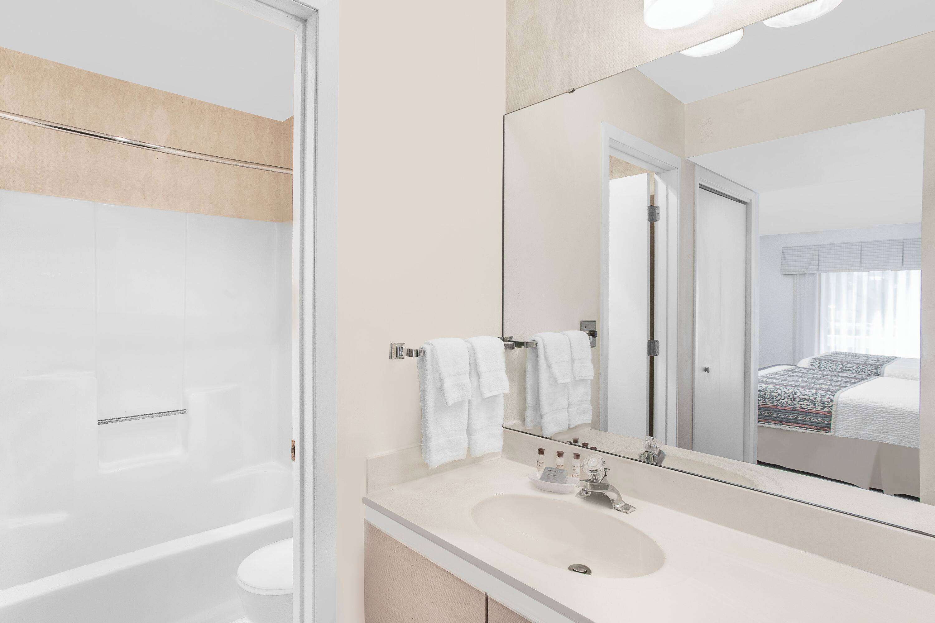 combined shower/bathtub, eco-friendly toiletries, hair dryer, towels