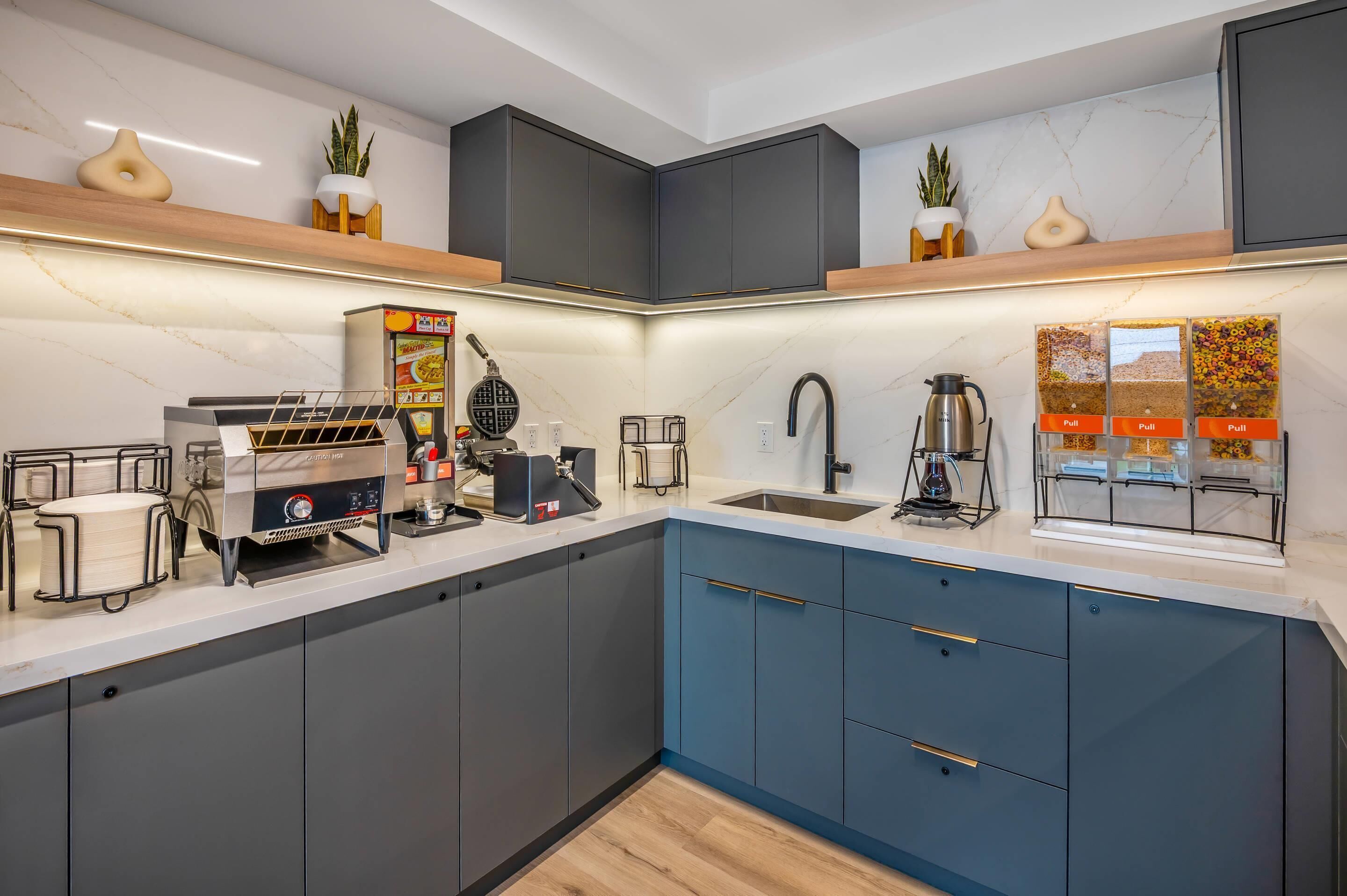 Free continental breakfast on weekdays 
