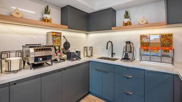 Free continental breakfast on weekdays