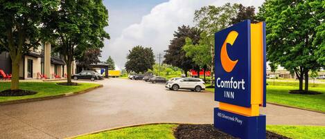 A Comfort Inn sign with a crescent moon logo, located at 480 Silvercreek Pkwy.