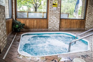 Una piscina techada, sillones reclinables de piscina