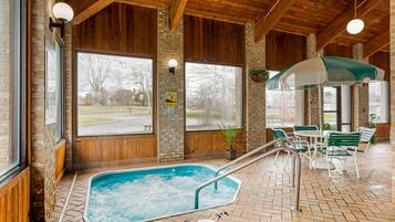 Alberca techada y camastros