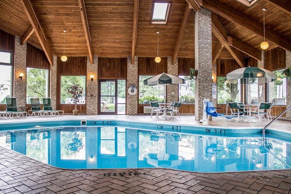 Indoor pool, sun loungers