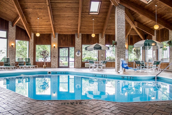 Piscine couverte, chaises longues