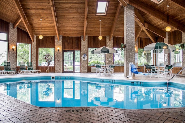 Indoor pool, sun loungers