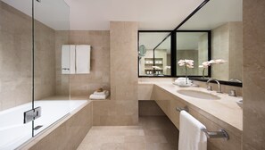 Designer toiletries, hair dryer, bathrobes, slippers - Four Seasons Hotel Sydney (Sydney)