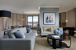 Ropa de cama de alta calidad, colchones con pillow-top y minibar 