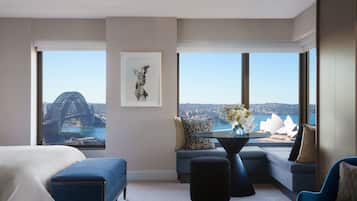 Habitación de hotel moderna con un ventanal que ofrece vistas a un puente y un famoso teatro de ópera.