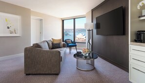 Premium bedding, pillowtop beds, minibar, in-room safe - Four Seasons Hotel Sydney (Sydney)