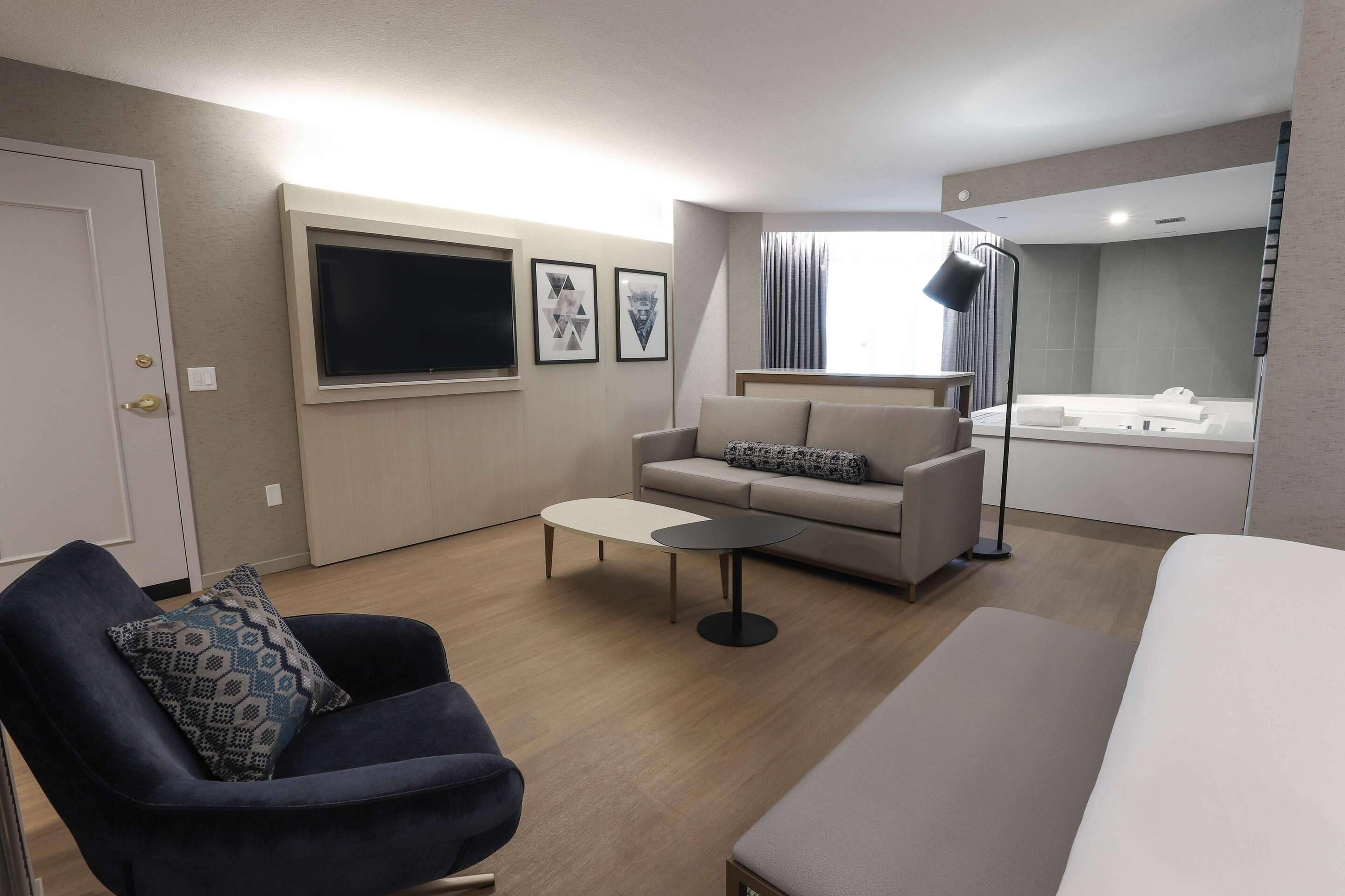 suite, 1 king bed, non smoking (whirlpool) | premium bedding, in-room safe, desk, laptop workspace