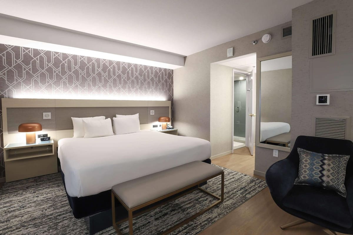 Suite, 1 King Bed, Non Smoking (Whirlpool) | Premium bedding, in-room safe, desk, laptop workspace