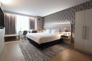 Zimmer, 1 King-Bett, barrierefrei, Nichtraucher | Hochwertige Bettwaren, Zimmersafe, Schreibtisch