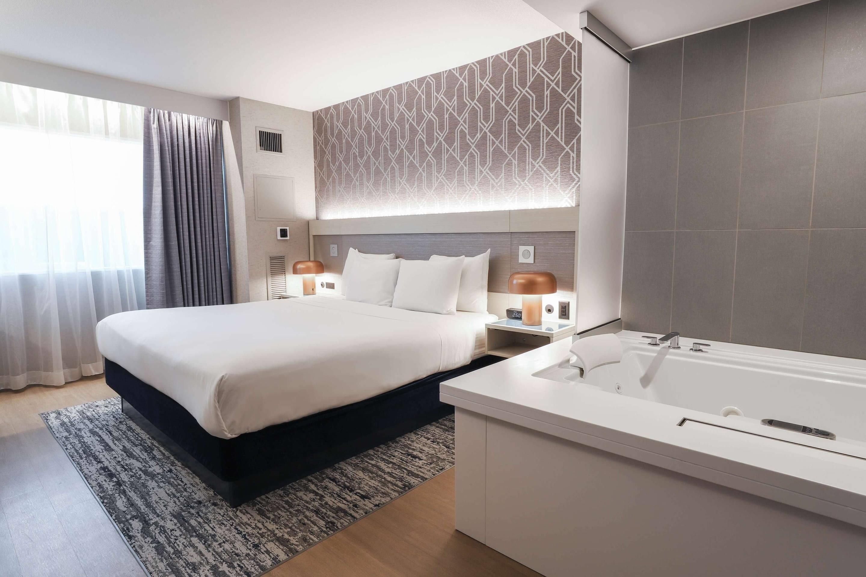 套房, 1 张特大床和 1 张沙发床, 无烟房 | 高档床上用品、客房内保险箱、办公桌、笔记本电脑工作区