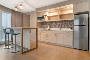套房, 1 间卧室, 无烟房, 厨房 (1 Bedroom) | 高档床上用品、客房内保险箱、办公桌、笔记本电脑工作区