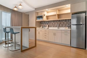 Suite, 1 camera da letto, non fumatori, cucina (1 Bedroom) | Biancheria da letto di alta qualità, una cassaforte in camera