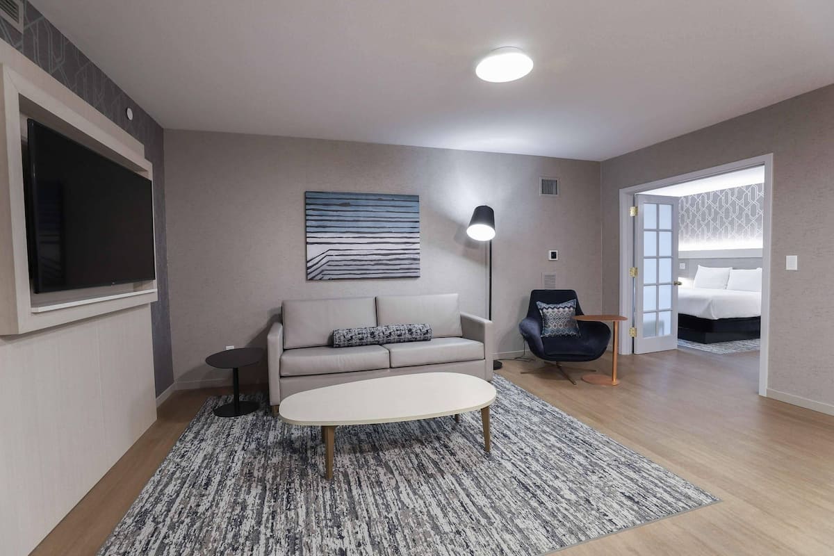 Ropa de cama de alta calidad y caja de seguridad en la habitación